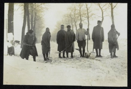 Native workers in a strange climate. Clearing snow from roads in France, Bestanddeelnr 158-1080