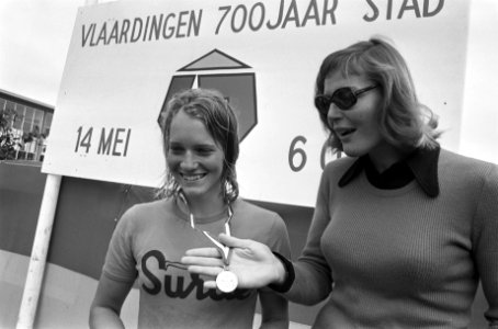 Nationale Zwemkampioenschappen te Vlaardingen, Annette Segaar (links) en Ada Kok, Bestanddeelnr 926-5779
