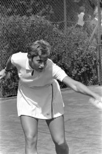 Nationale Tenniskampioenschappen op Metsbanen, Trudy Groenman in aktie, Bestanddeelnr 919-4351
