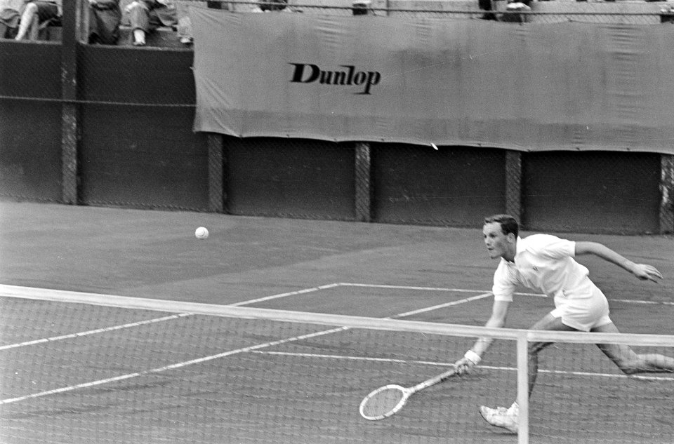 Nationale Tenniskampioenschappen op Metsbanen, Tom Okker in aktie, Bestanddeelnr 919-4425
