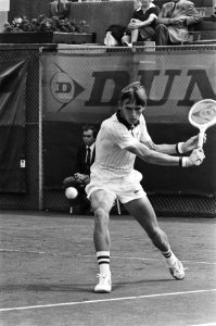 Nationale tenniskampioenschappen Scheveningen Loek Sanders in actie, Bestanddeelnr 929-3083