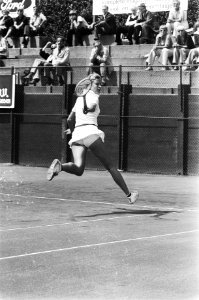 Nationale tenniskampioenschappen Scheveningen Elly Versiers Appel in actie, Bestanddeelnr 929-8491
