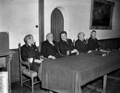 Nato naval chaiplainsconferentie te Den Haag Van links naar rechts Vice Admira, Bestanddeelnr 907-9472