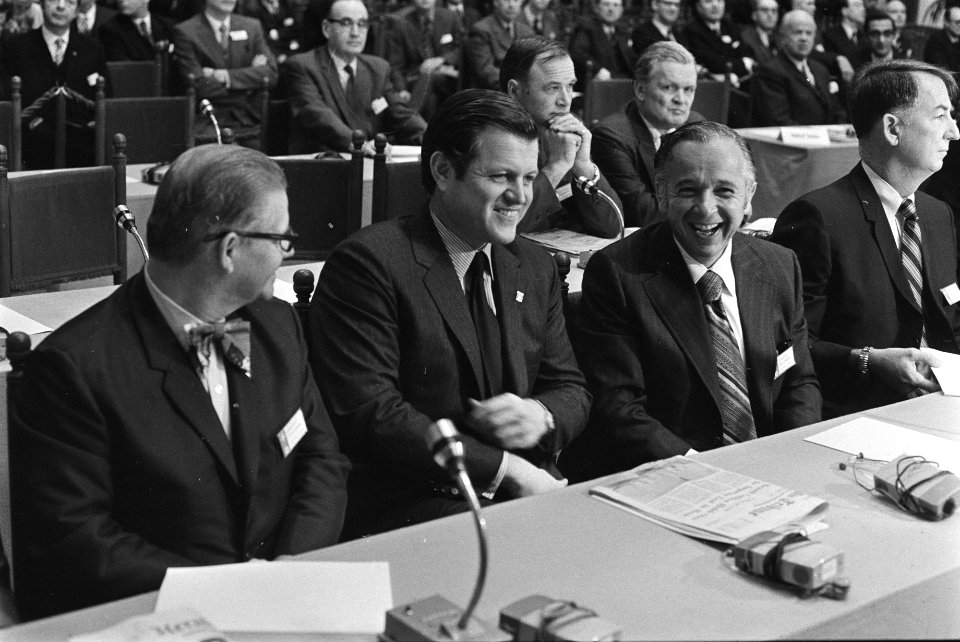NATO Parlement bijeen in Ridderzaal, Den Haag v.l.n.r Clark (USA). Edward Kenn, Bestanddeelnr 923-9972