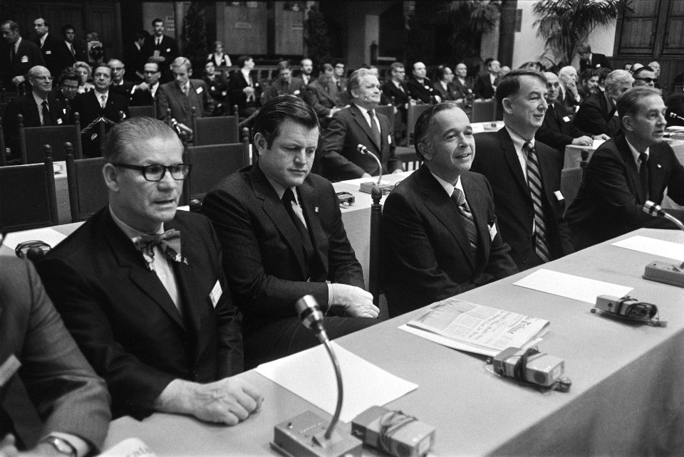 NATO Parlement bijeen in Ridderzaal, Den Haag USA-delegatie midden E. Kennedy, Bestanddeelnr 923-9980
