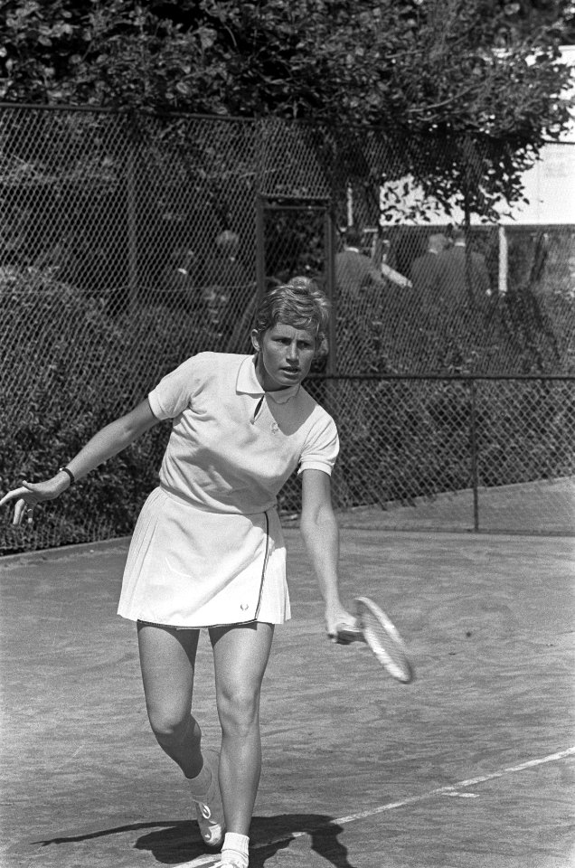 Nationale Tenniskampioenschappen op Metsbanen, Trudy Groenman in aktie, Bestanddeelnr 919-4349