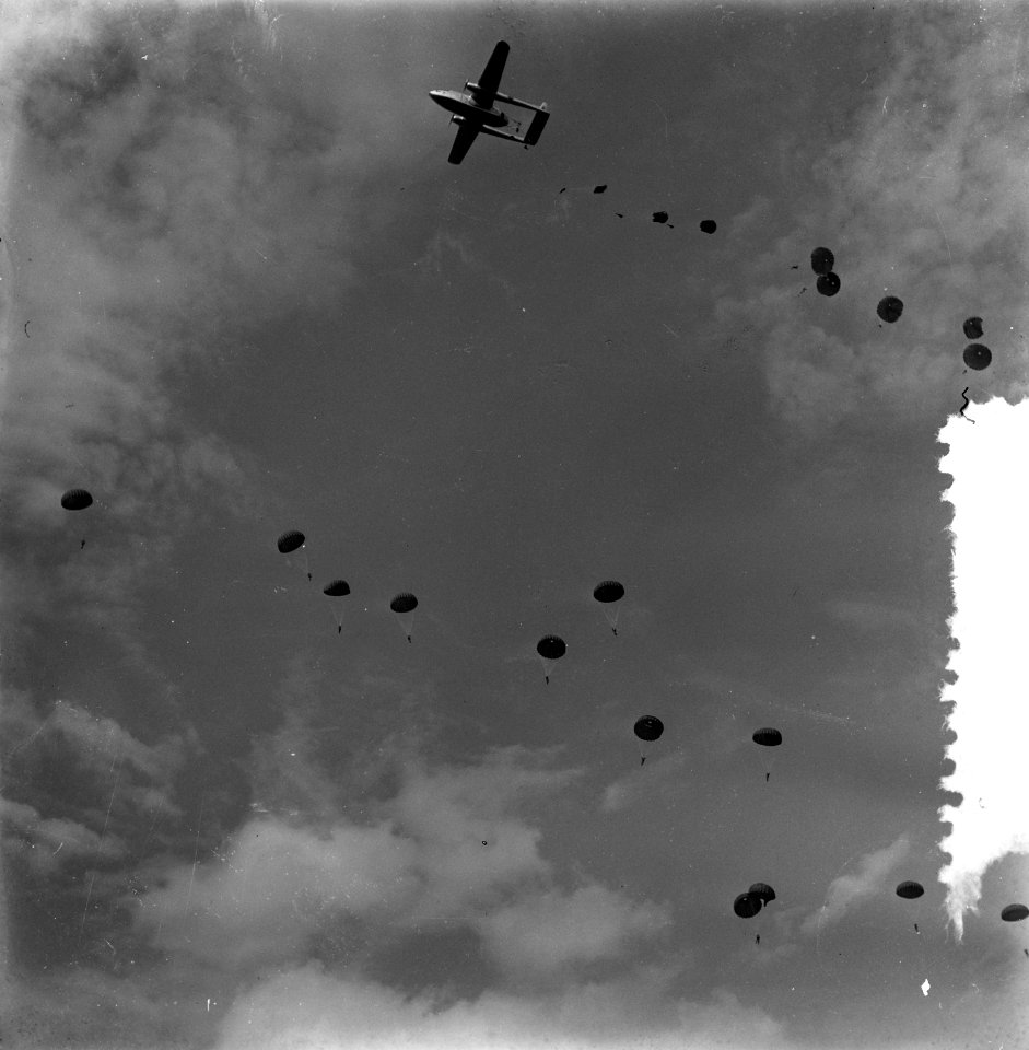 Nato Vliegfeest Soesterberg 40 jaar Militaire Luchtvaart. Het afwerpen van parac, Bestanddeelnr 905-8456
