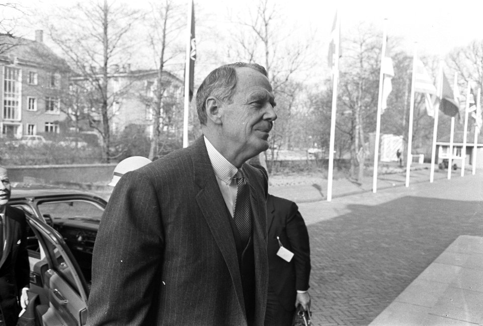 Nato vergadert in Den Haag . Amerikaanse minister van Defensie Clark H. Clifford, Bestanddeelnr 921-2632