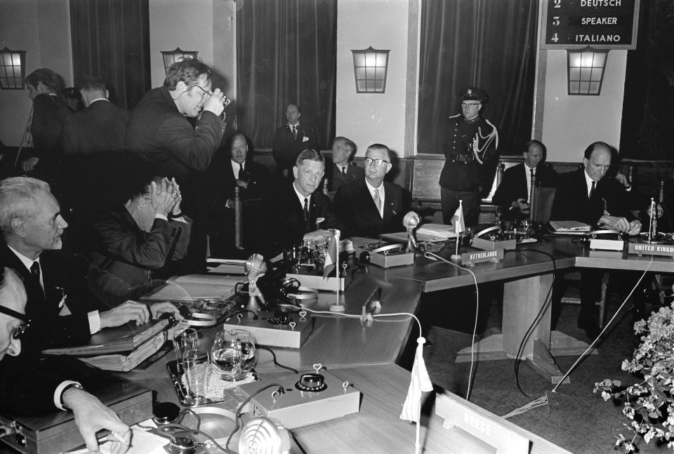 Nato vergadert in Den Haag . Overzicht Nato-vergadering in Juliana Kazerne, Bestanddeelnr 921-2630