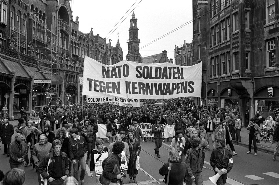 Nato soldaten tegen kernwapens op spandoek in de Raadhuisstraat, op de achterg, Bestanddeelnr 931-8159