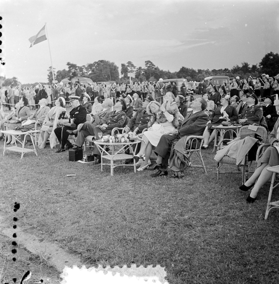 Nato Vliegfeest Soesterberg 40 jaar Militaire Luchtvaart. Genodigden, waaronder , Bestanddeelnr 905-8448