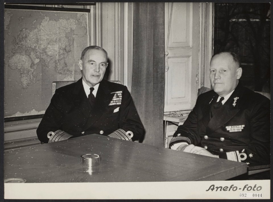 NATO admiraal sir John Edelsten (links), bevelhebber van het Kanaalcommando voer, Bestanddeelnr 092-0044