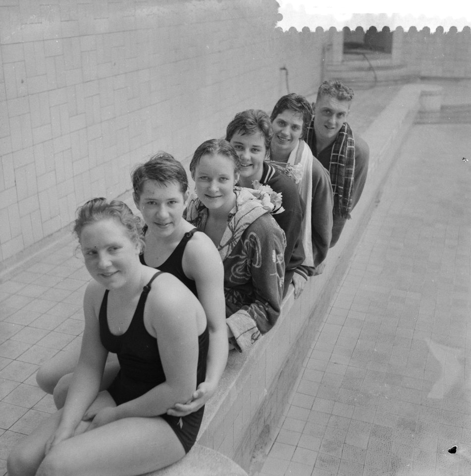 Nationale zwemwedstrijden in het Mauritsbad te Den Haag v.v.n.a. Tineke Lagerber, Bestanddeelnr 911-1249