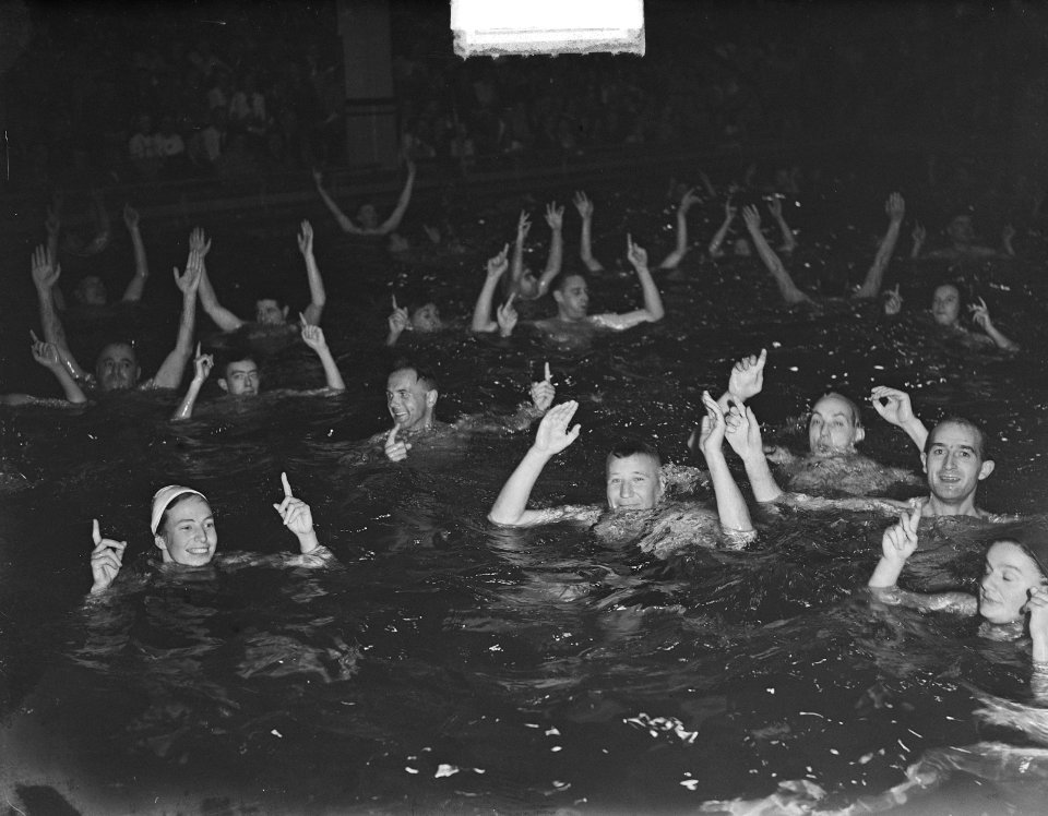 Nationale zwemwedstrijd in Sportfondsenbad Amsterdam. Afzwemmen voor tegeldiplom, Bestanddeelnr 903-6564