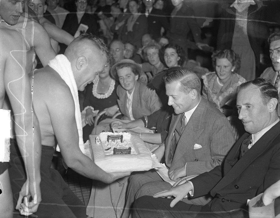 Nationale zwemwedstrijd in Sportfondsenbad Amsterdam. Minister Schokking krijgt , Bestanddeelnr 903-6562