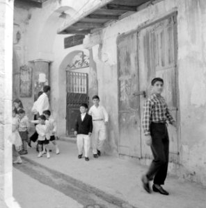 Nazareth Chique uitgedoste kinderen bij de ingang van de Synagogekerk, Bestanddeelnr 255-3264