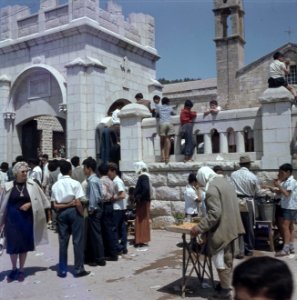Nazareth. Nieuwsgierige kinderen zijn op de muur rond het voorplein van de Griek, Bestanddeelnr 255-9334