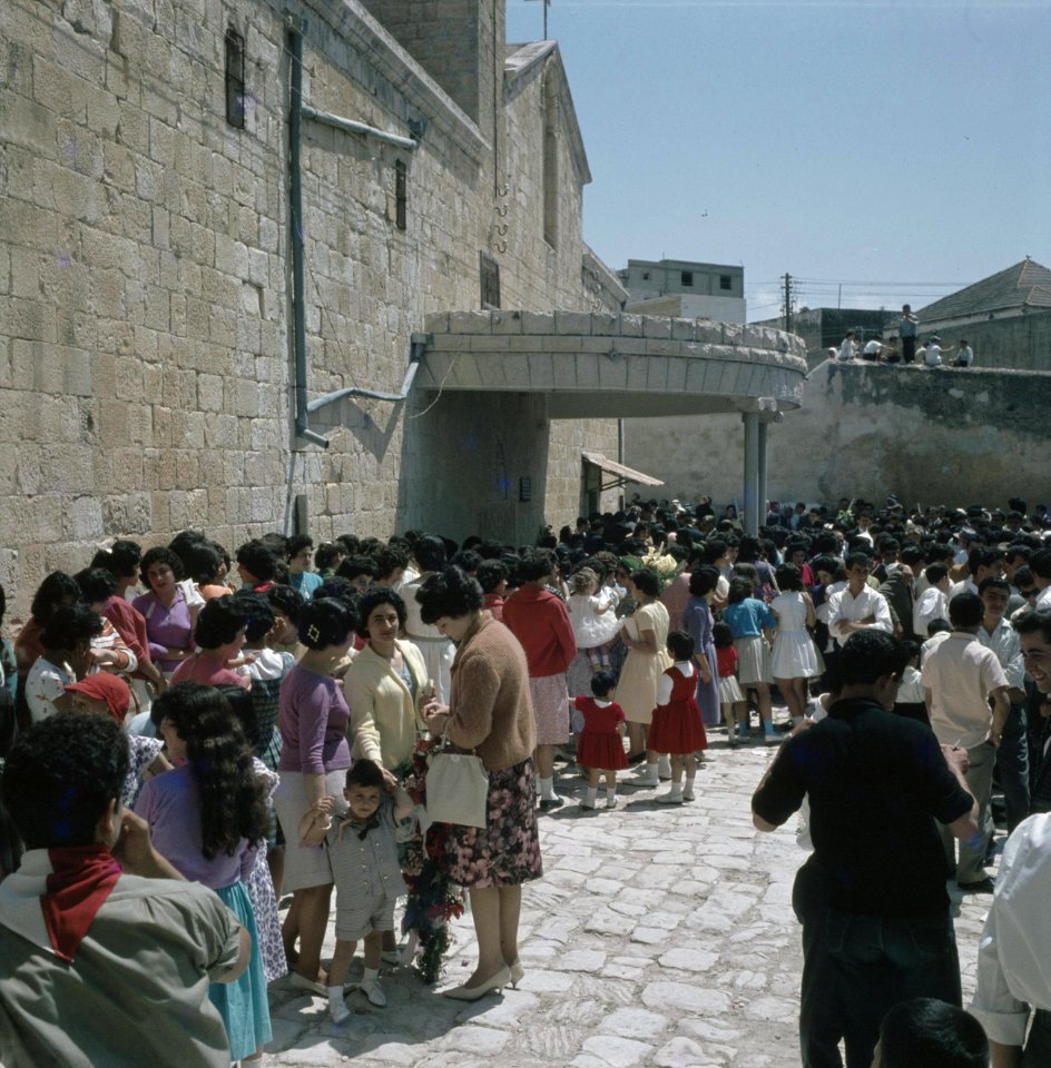 Nazareth. Grieks-orthodoxe vrouwlijke gelovigen op paasmorgen in afwachting van , Bestanddeelnr 255-9268