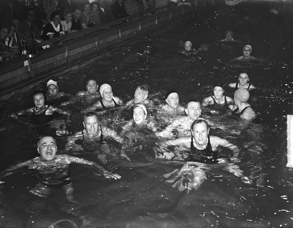 Nationale zwemwedstrijd in Sportfondsenbad Amsterdam. Afzwemmen voor tegeldiplom, Bestanddeelnr 903-6563