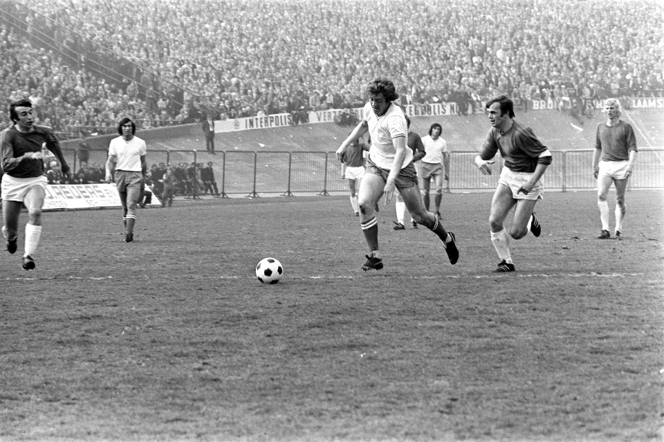 NEC tegen Ajax 0-1, nr 10 scheidsrechter Dorpmans, kop, Bestanddeelnr 925-4685