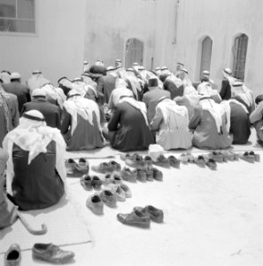 Nazareth Biddende moslimmannen bij een gebouw, vermoedelijk een moskee, Bestanddeelnr 255-3279