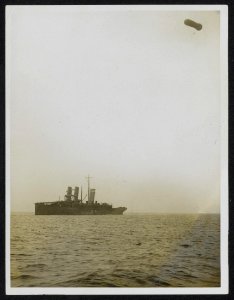 Naval observation balloon and ship at sea, Bestanddeelnr 158-0537