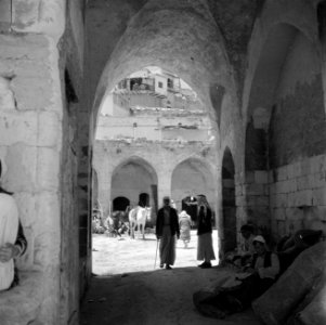 Nazareth De binnenplaats van een caravanserai gezien vanuit een poort In de po, Bestanddeelnr 255-1034