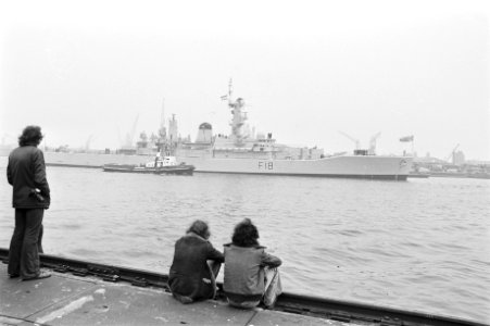 Navo-marineschepen bezoeken Amsterdam een van de schepen in het IJ, Bestanddeelnr 928-7991