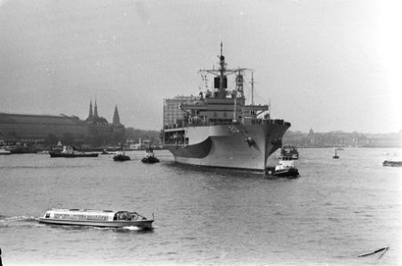 Navo-vlootbezoek in Amsterdam aankomst amfibisch-commandoschip USS Mout Whitney, Bestanddeelnr 928-8068