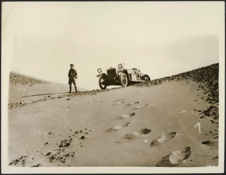 Naval Air Force on land. R.N.A.C. Armoured Cars in Egypt. Difficulties of milita, Bestanddeelnr 158-1918