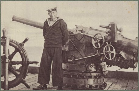 Naval quick-firer and a man who knows how to use it., Bestanddeelnr 158-1817