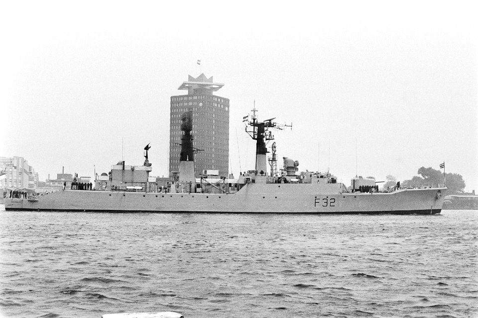 Navo-marineschepen bezoeken Amsterdam een van de schepen in het IJ, Bestanddeelnr 928-7990