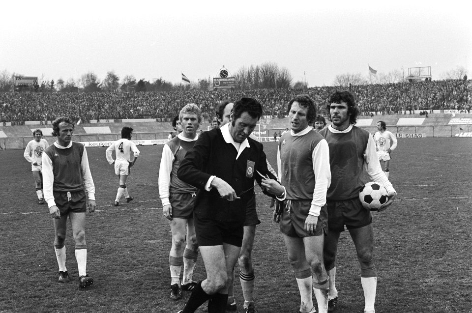 NEC tegen Feijenoord 1-1 scheidsrechter Berrevoets stuurt Van Hanegem uit veld,, Bestanddeelnr 928-4889