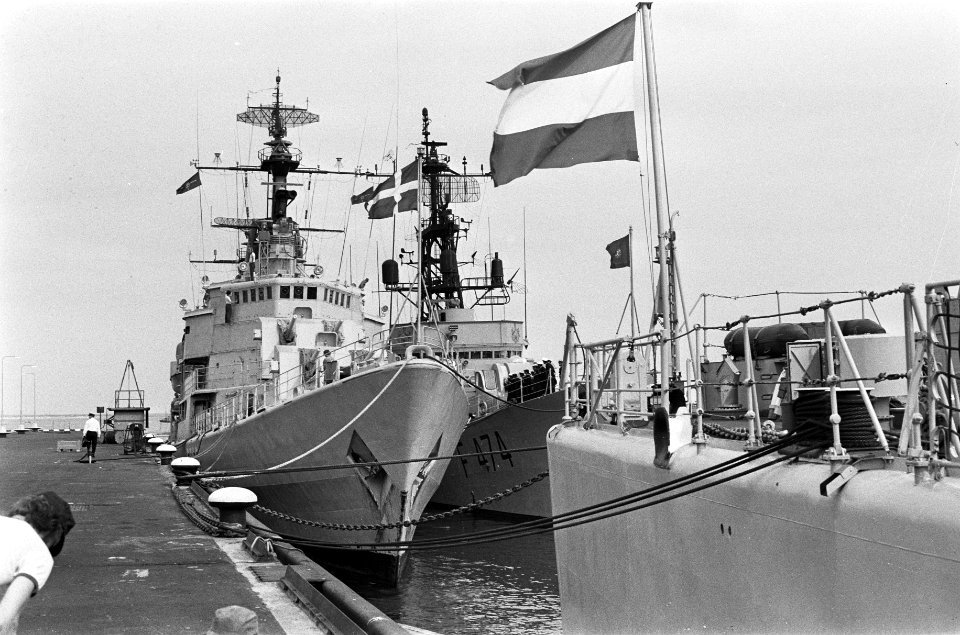 NAVO-smaldeel in Den Helder , Deense fregat Herlus Trol (links) en Portugese f, Bestanddeelnr 926-6348