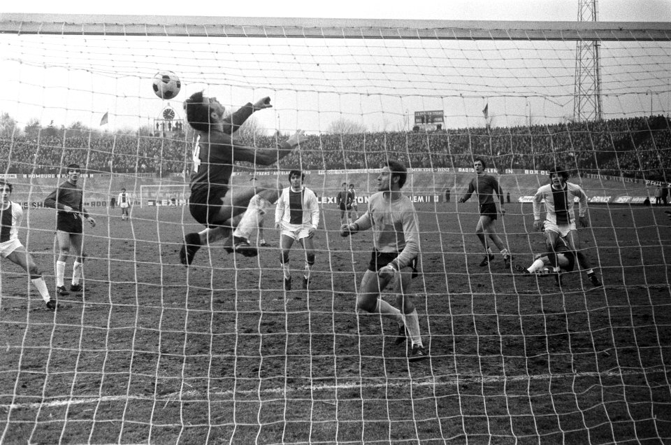 NEC tegen Ajac 0-0. Links op de grond Kornelis, rechts Eggekamp, Ruud Krol kijkt, Bestanddeelnr 923-1693