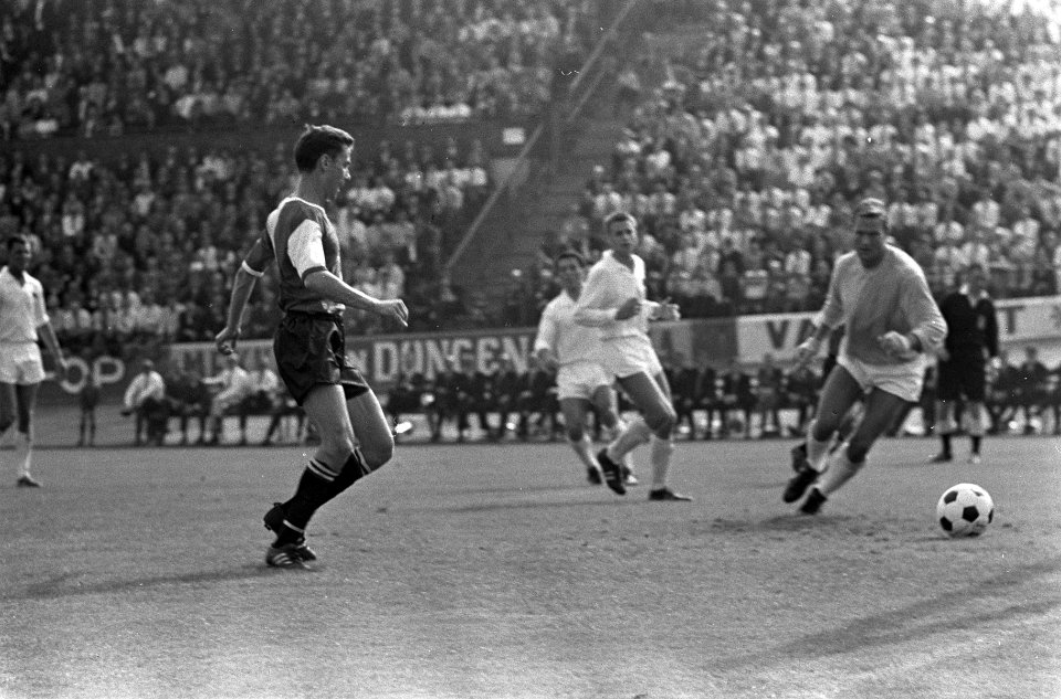 NEC tegen Feyenoord 0-5. Kindvall scoort 2-0 (rechts) keeper De Bree heeft het n, Bestanddeelnr 920-6413