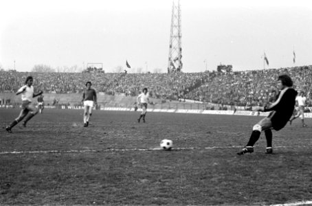 NEC tegen Ajax 0-1, Neeskens (links) scoort 0-1, nr 14 Neeskens en ander Ajaxie, Bestanddeelnr 925-4682