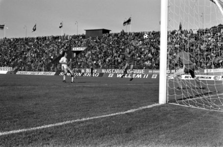 Nec tegen Ajax 1-3 (KNVB-beker) Brokamp kopt het eerste doelpunt in, Bestanddeelnr 928-2015