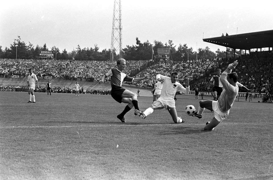 NEC tegen Feyenoord 0-5. Geels (F) brengt stand op 1-0 voor Feyenoord, Bestanddeelnr 920-6414
