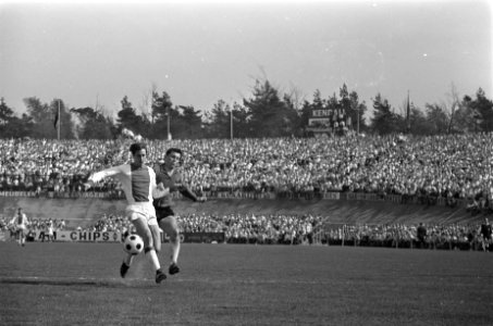 NEC tegen Ajax 0-2. Johan Cruijff in duel met Donners, Bestanddeelnr 921-2677