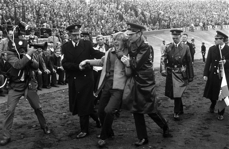 NEC tegen Feyenoord 0-2. Politie-agenten verwijderen supporter, Bestanddeelnr 922-9047