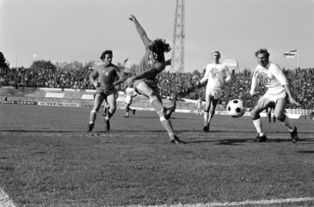 Nec tegen Ajax 1-3 (KNVB-beker) Hulshoff schiet op Nec-doel, Bestanddeelnr 928-2014