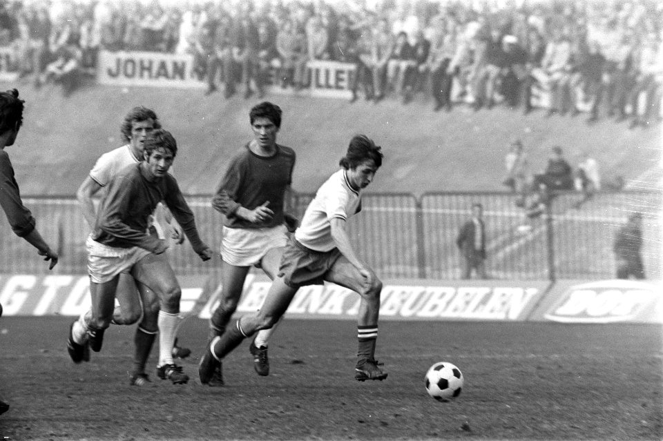 NEC tegen Ajax 0-1, Cruijff (rechts) in actie, Bestanddeelnr 925-4683