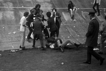 NEC tegen Ajax 0-0 Ajax-supporters vechten op veld na wedstrijd, Bestanddeelnr 923-7725
