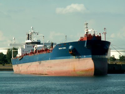 Navion Fennia - IMO 9020687 - Callsign C6TF6 at the '4e Petroleumhaven', Port of Rotterdam, Holland 08-Jul-2006