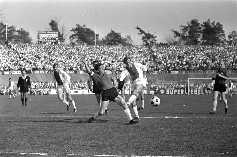 NEC tegen Ajax 0-2. Klaas Nuninga omspeelt aanvoerder NEC, Bestanddeelnr 921-2678