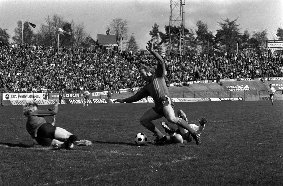 NEC tegen FC Twente 0-2, Jan Jeuring wordt ten val gebracht, links keeper Van Ro, Bestanddeelnr 927-1274