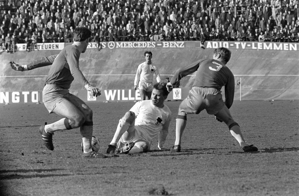 NEC tegen Cambuur 1-0, Chris Geutjes (op grond liggend) bal kwijt aan Cambuur ve, Bestanddeelnr 920-1729