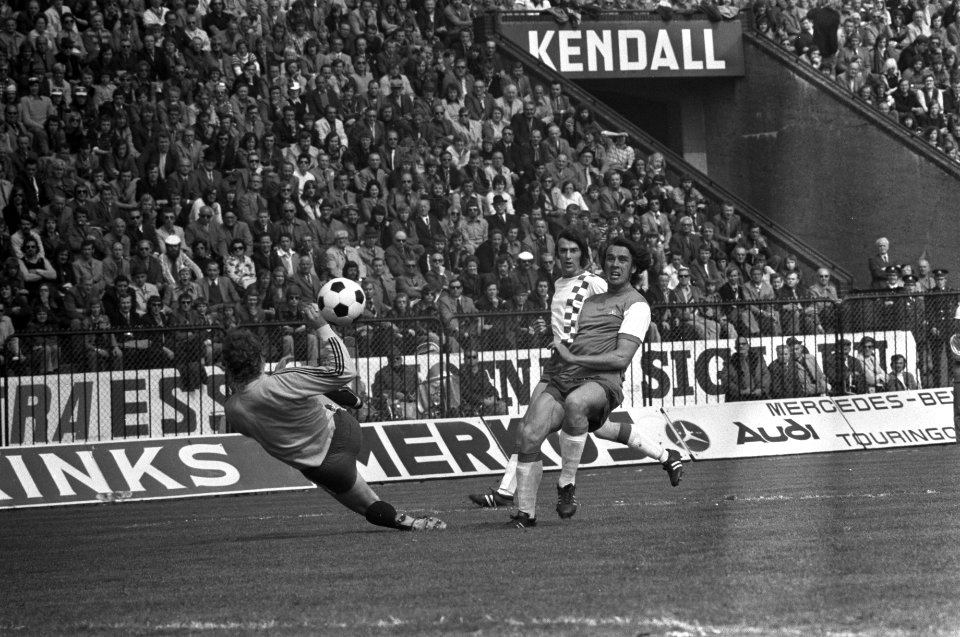 NEC tegen Feyenoord 0-2, Peter Ressel (rechts) scoort, NEC-verdediger Ad Mellaa…, Bestanddeelnr 927-1543