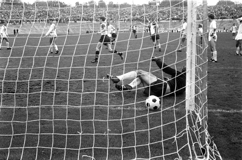 NEC tegen Feyenoord 0-2. Keeper de Bree liet bal passeren, in net, Bestanddeelnr 922-9043